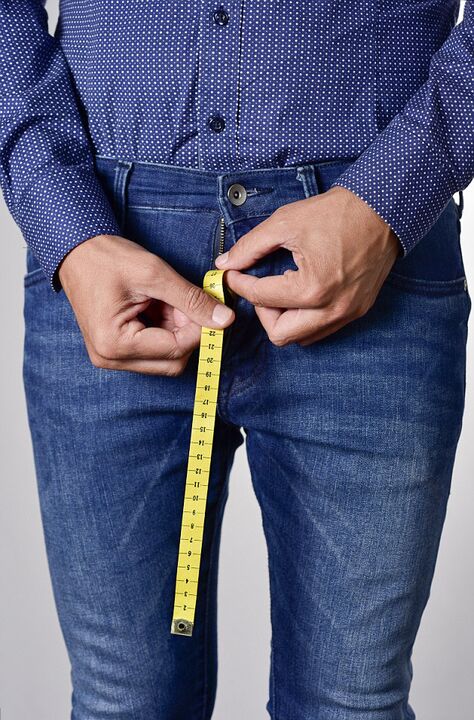 medindo o pene dun home cun centímetro