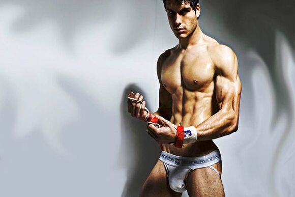 home sexy que agrandou o seu pene rapidamente